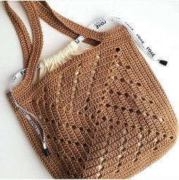 ​Коричневая летняя сумка из больших квадратных мотивов