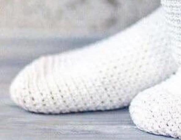 Белые носочки крючком