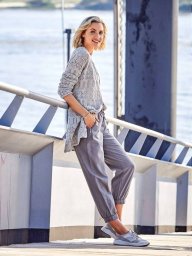 Кардиган с ажурными узорами / спицы