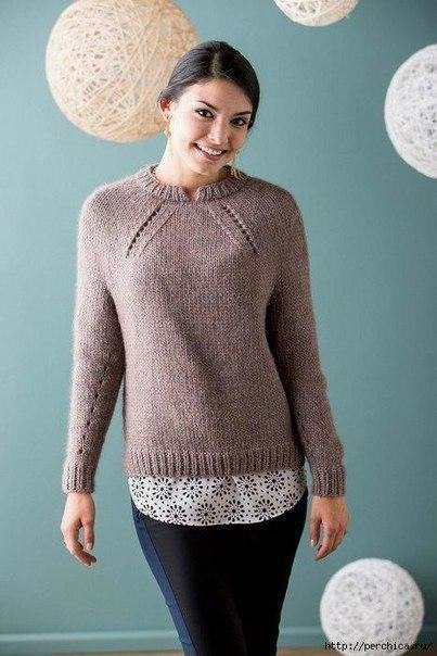 Вязание для женщин пуловера спицами с узором скошенных отверстий на кокетке