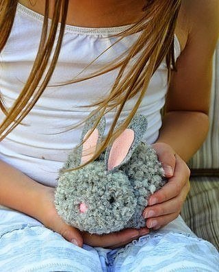 Кролик из пряжи - чудесная игрушка за считанные минуты