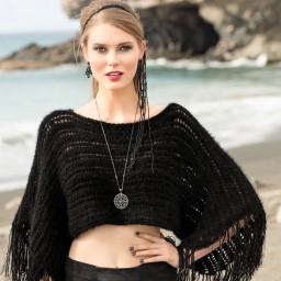 Связанное поперек пончо