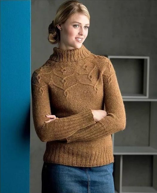 Красивый пуловер, связанный спицами
