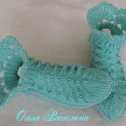 Необычные тапочки, связанные спицами