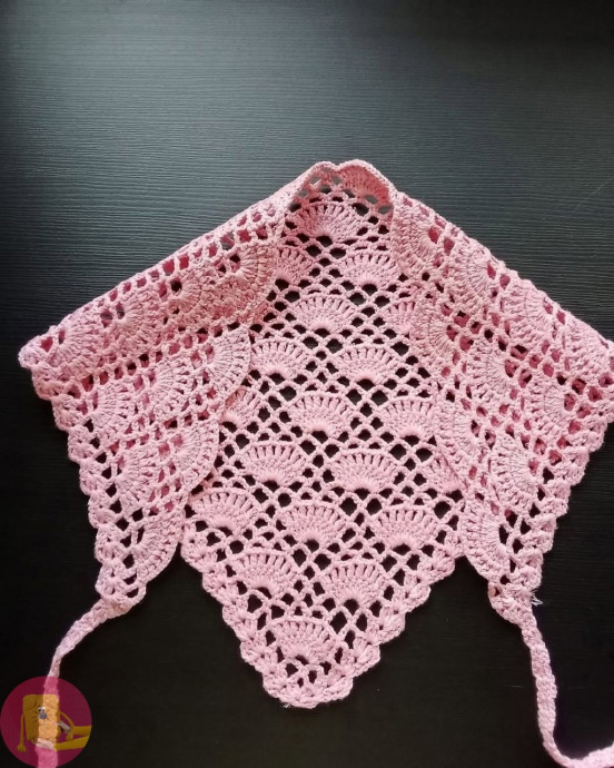 Косынка, связанная крючком &mdash; лёгкий акцент с характером