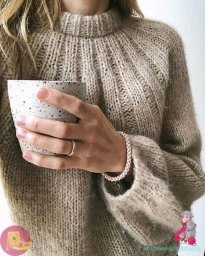 Теплый свитер с круглой кокеткой