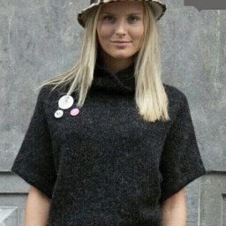 Вяжем темный пуловер оверсайз с укороченными рукавами