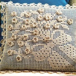 Красивая подушка в филейной технике