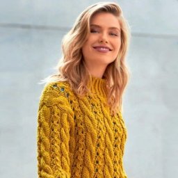 Модный свитер с ажурными косами