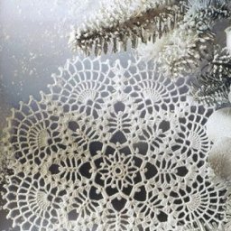 Ажурная белая салфетка крючком