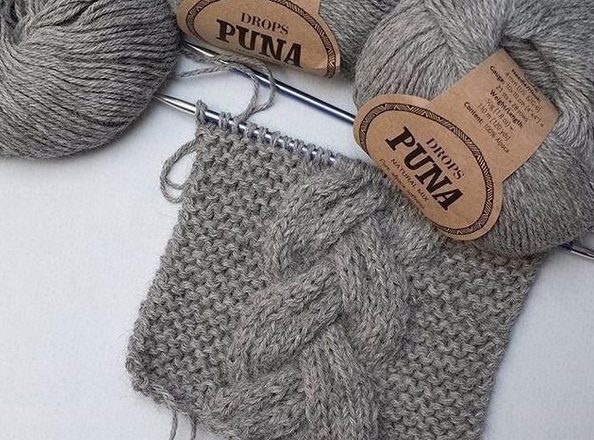 Очередная вариация узора "коса", подойдет для вязаной шапочки Очередная вариация узора "коса", подойдет для вязаной шапочки