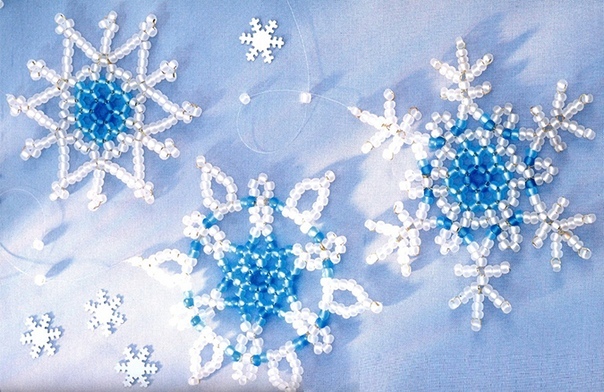Плетем снежинки из бисера