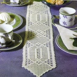 Прямоугольная вязаная дорожка в филейной технике