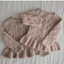 Ажурные листочки для детской кофточки спицами