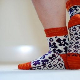 Яркие носки с фиолетовыми цветочками