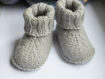 Вяжем уютные бесшовные пинетки спицами