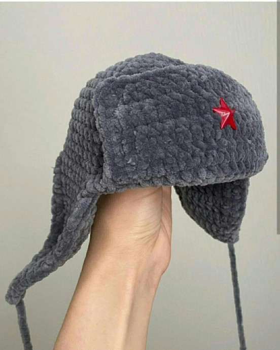 Серая шапка-ушанка из плюшевой пряжи — уют и стиль в одном аксессуаре Серая шапка-ушанка из плюшевой пряжи — уют и стиль в одном аксессуаре