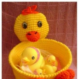 Вязаная корзинка в виде цыпленка