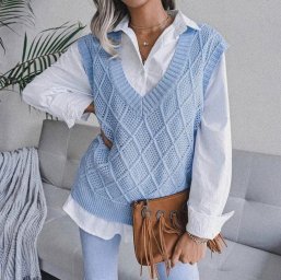 Жилет с ажурными ромбами спицами