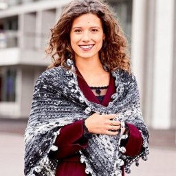 Черно-белый платок с обвязкой фестонами