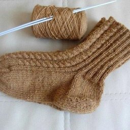 Вяжем носки с красивыми косичками