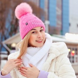 Уютная женская шапка
