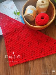 Красная косынка, связанная крючком с узорами мухоморов — это смелый акцент