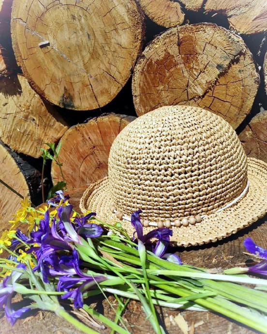 Шляпка из рафии