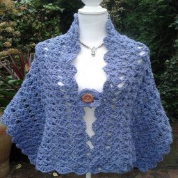 Нежная накидка, вязаная крючком, для любителей ажура