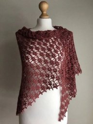 Ажурная шаль, связанная крючком: легкость, воздушность и утонченный стиль