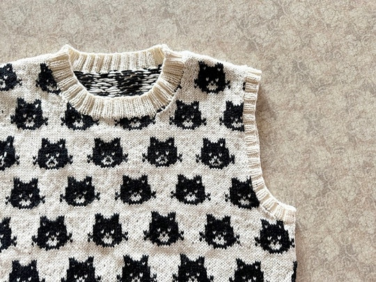 Черно-белая безрукавка, связанная спицами, &mdash; вещь с характером