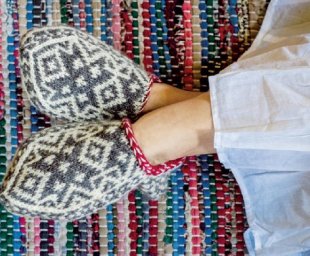 Уютные жаккардовые тапочки следки спицами