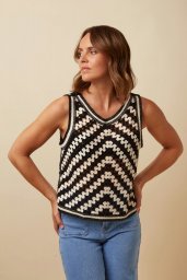Чёрно-белая майка крючком — идеальный баланс на лето