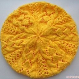 Яркий берет спицами