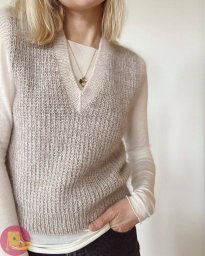 Жилет с V-образным вырезом — идеальная база для стильных осенних и весенних образов