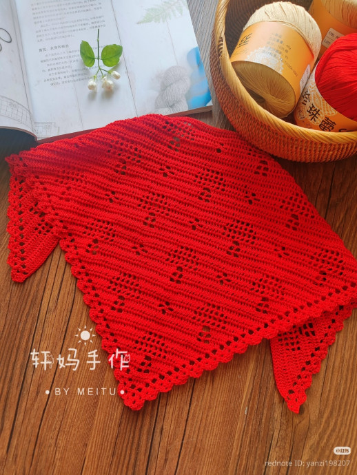 Красная косынка, связанная крючком с узорами мухоморов &mdash; это смелый акцент