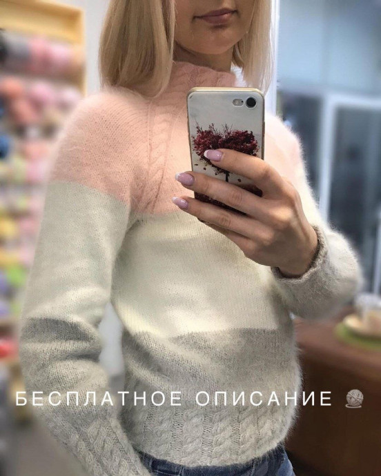 Серо-розовый свитер спицами
