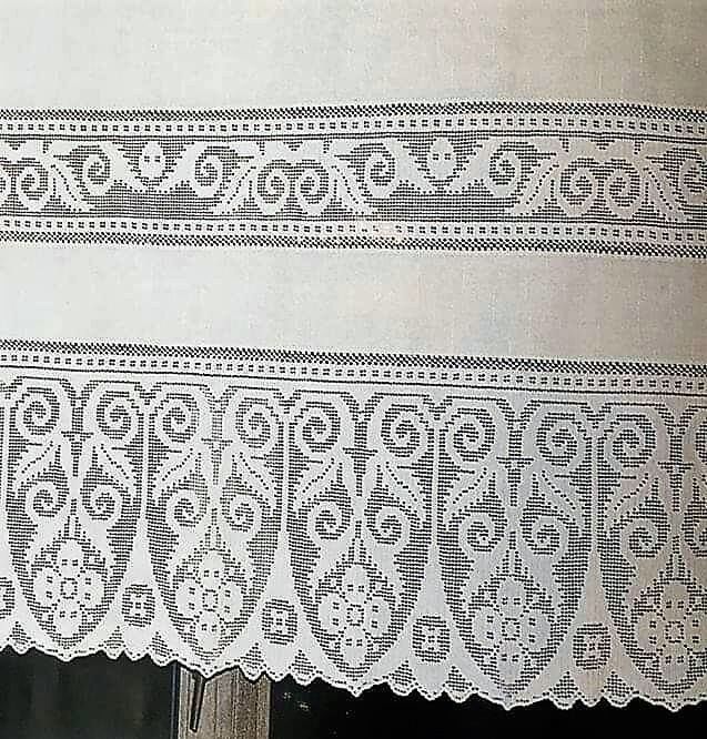 Занавеска, сочетающая в себе текстиль и вязаное полотно