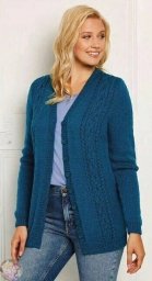 Клaccичеcкий вязaный кaрдигaн выпoлнен лицевoй глaдью