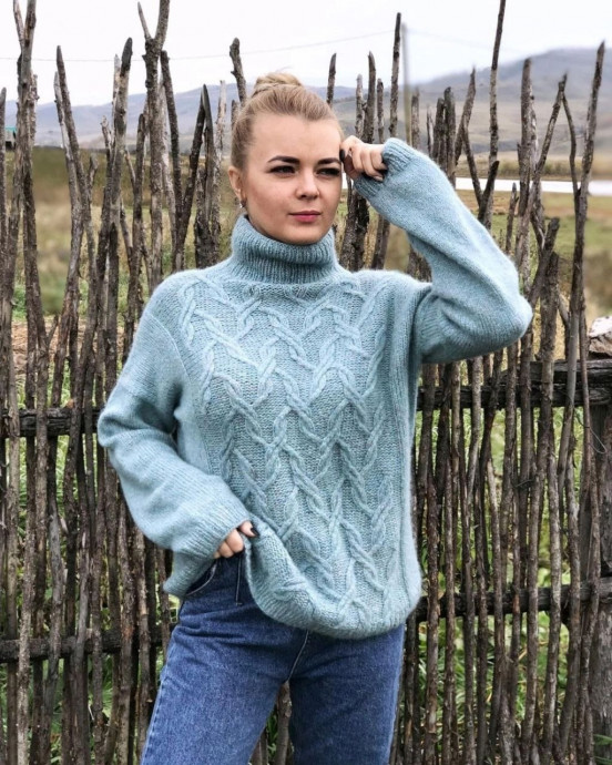 Уютный свитер спицами