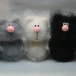 Задорные вязаные котики