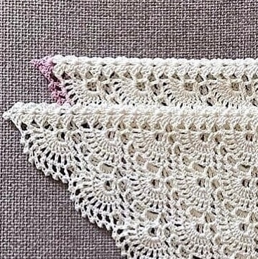 Лёгкая косынка, связанная крючком