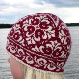 Яркая шапка в технике жаккард