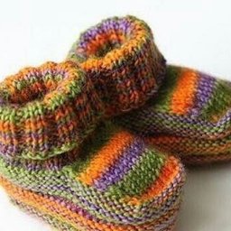 Пинетки спицами, вяжем для новорожденных