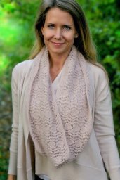 Ажурный шарф-хомут спицами «Облачко»