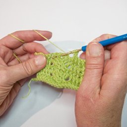 Учимся вязать «косу» крючком