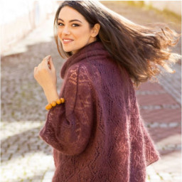 Просторный свитер с ажурными узорами