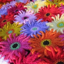 Вязаное покрывало из гербер