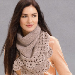 Треугольный платок, со связанной крючком каймой