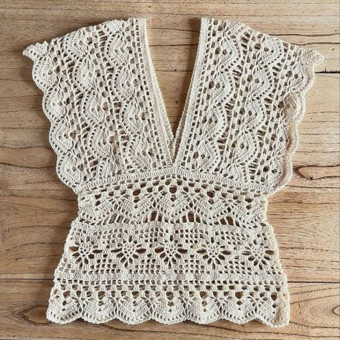 Бежевый летний топ крючком &mdash; нежность в простоте